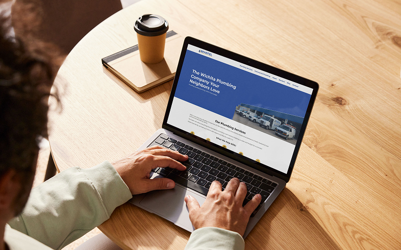 person looking at benefiel website in cafe